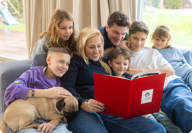 Rodzina ogląda wspólnie drukowany album yearbook